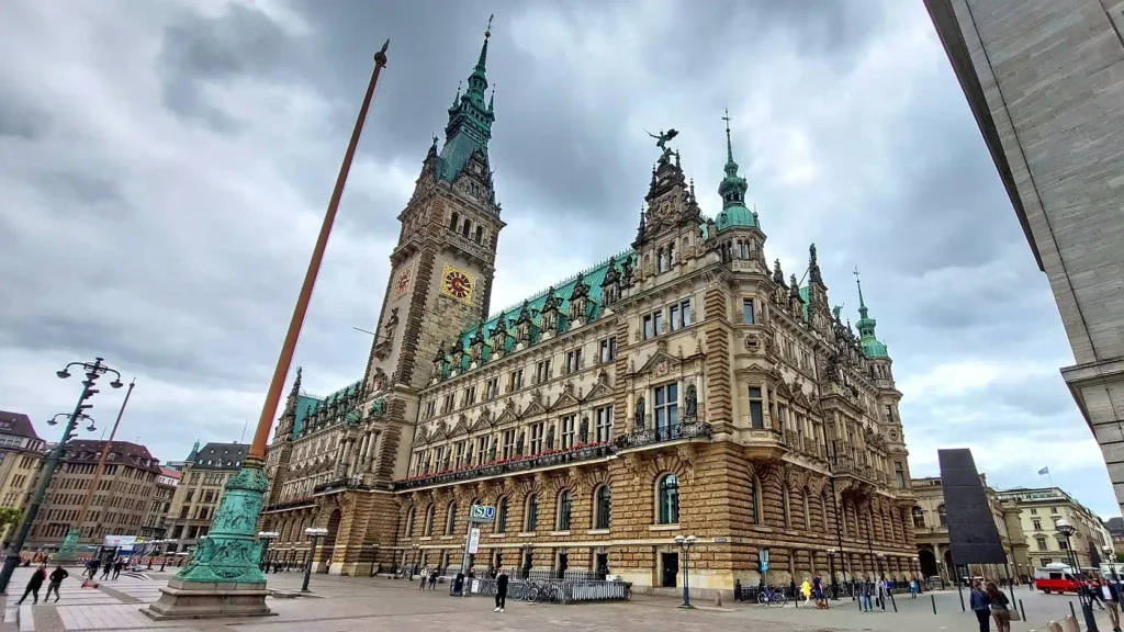 Das hamburger Rathaus in direkter Nähe der Alibiagentur Hamburg.