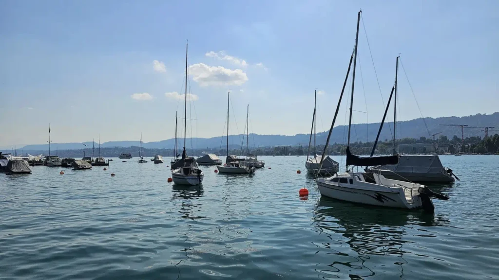 Der Zürichsee in der Schweiz ist ein häufigerTreffpunkt der Alibiagentur Schweiz.